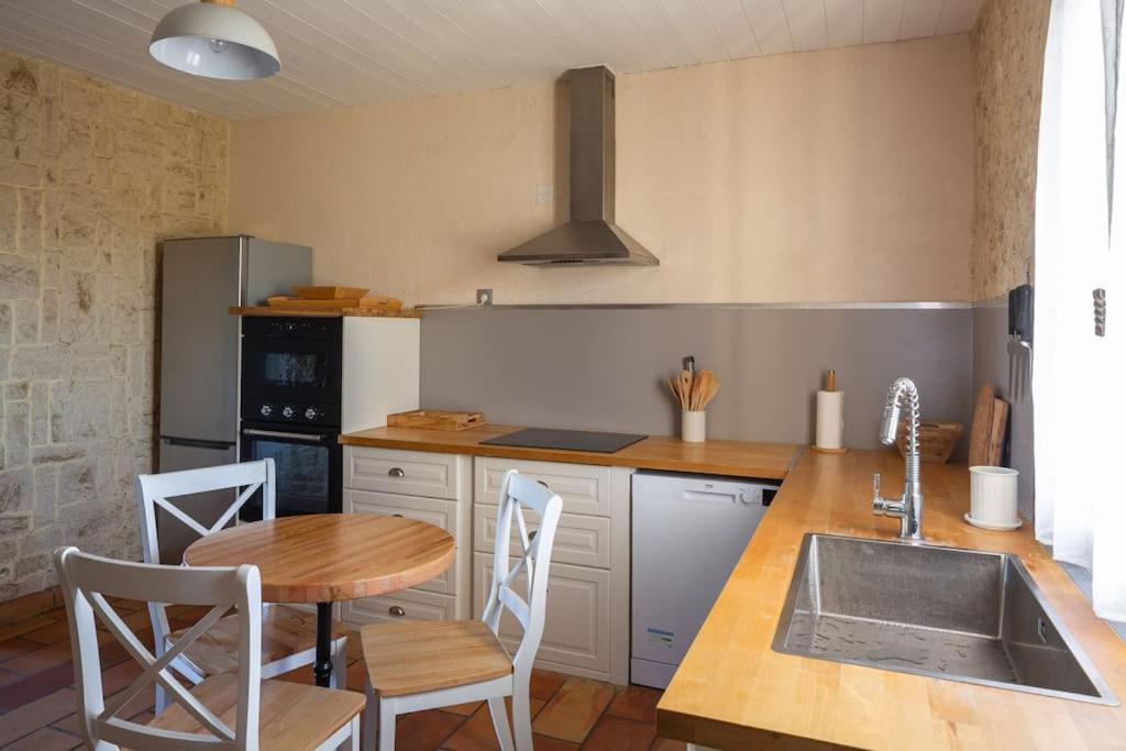 Mas Provencal De 120M2 En Camargue, Avec Piscine Et Parking Inclus, Ideal Pour Des Vacances Arles Bagian luar foto